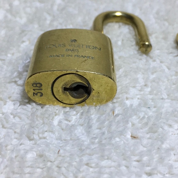 Louis Vuitton Brass '318' Padlock in Goldtone with Goldtone Key (|) - Picture 7 of 7